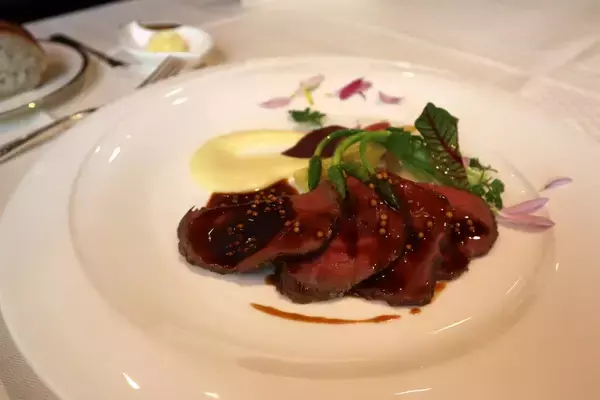 「【都内ホテル】デザートおかわり自由のフレンチコースが3時間半・5000円。貴族気分を味わえる衝撃コスパのランチを発見。《編集部レポ》」の画像
