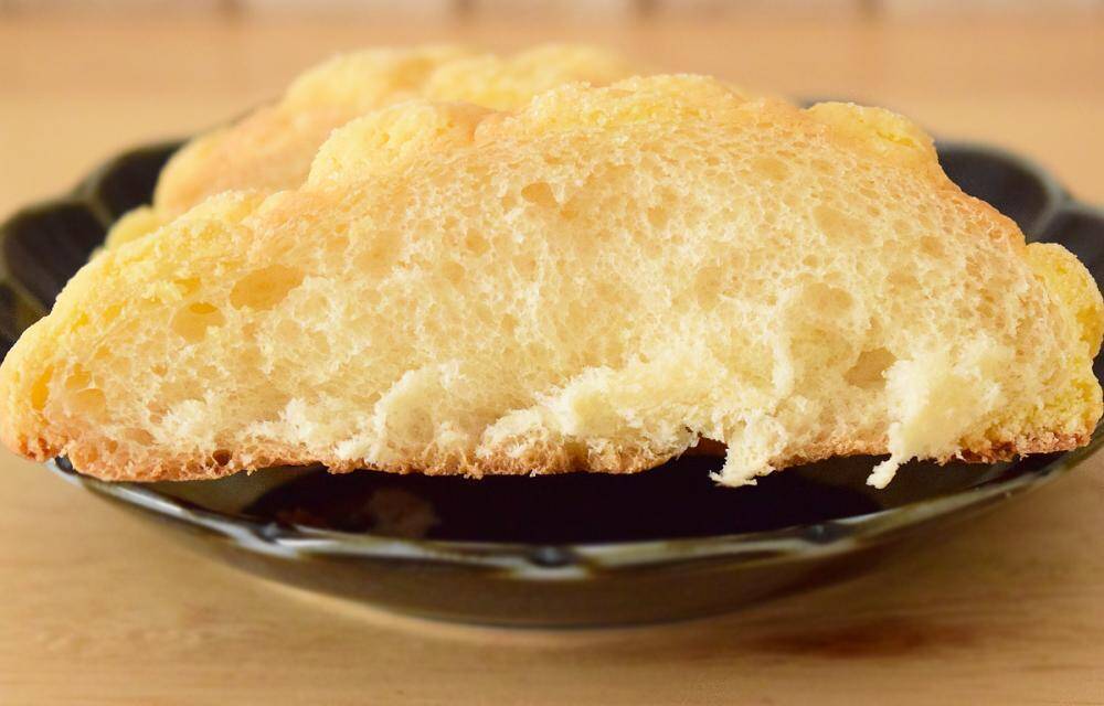 コンビニの定番菓子パン「メロンパン」食べ比べ。セブン・ローソン・ファミマで味わい＆食感の違いを検証！