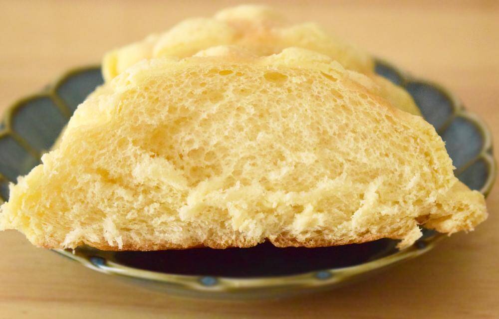 コンビニの定番菓子パン「メロンパン」食べ比べ。セブン・ローソン・ファミマで味わい＆食感の違いを検証！
