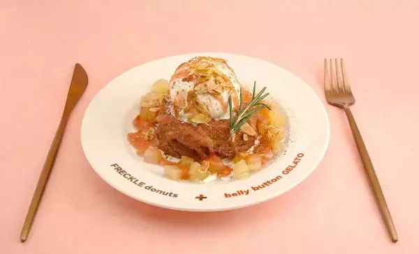 「フレンチクルーラー専門店「FRECKLE donuts」の3号店が自由が丘に7月17日オープン。3日間限定でソフトドリンクが1杯もらえるよ～！」の画像