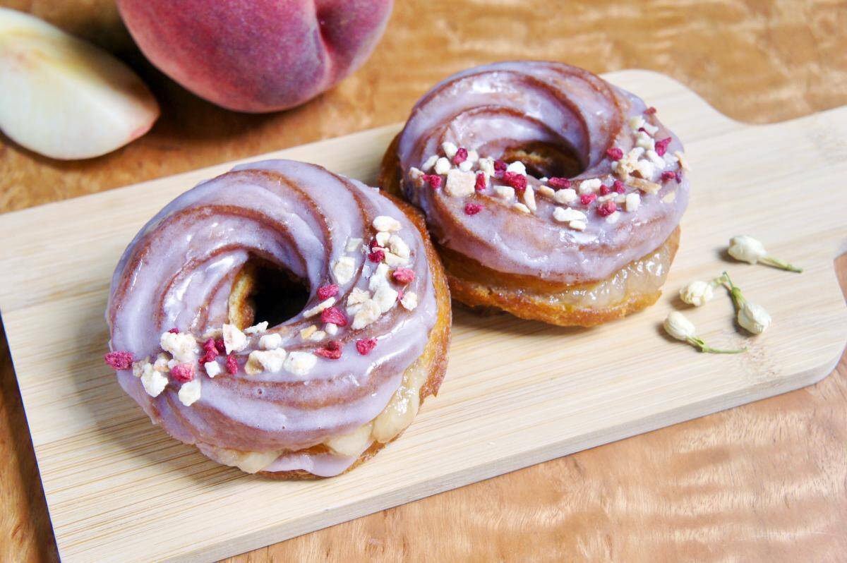 フレンチクルーラー専門店「FRECKLE donuts」の3号店が自由が丘に7月17日オープン。3日間限定でソフトドリンクが1杯もらえるよ～！
