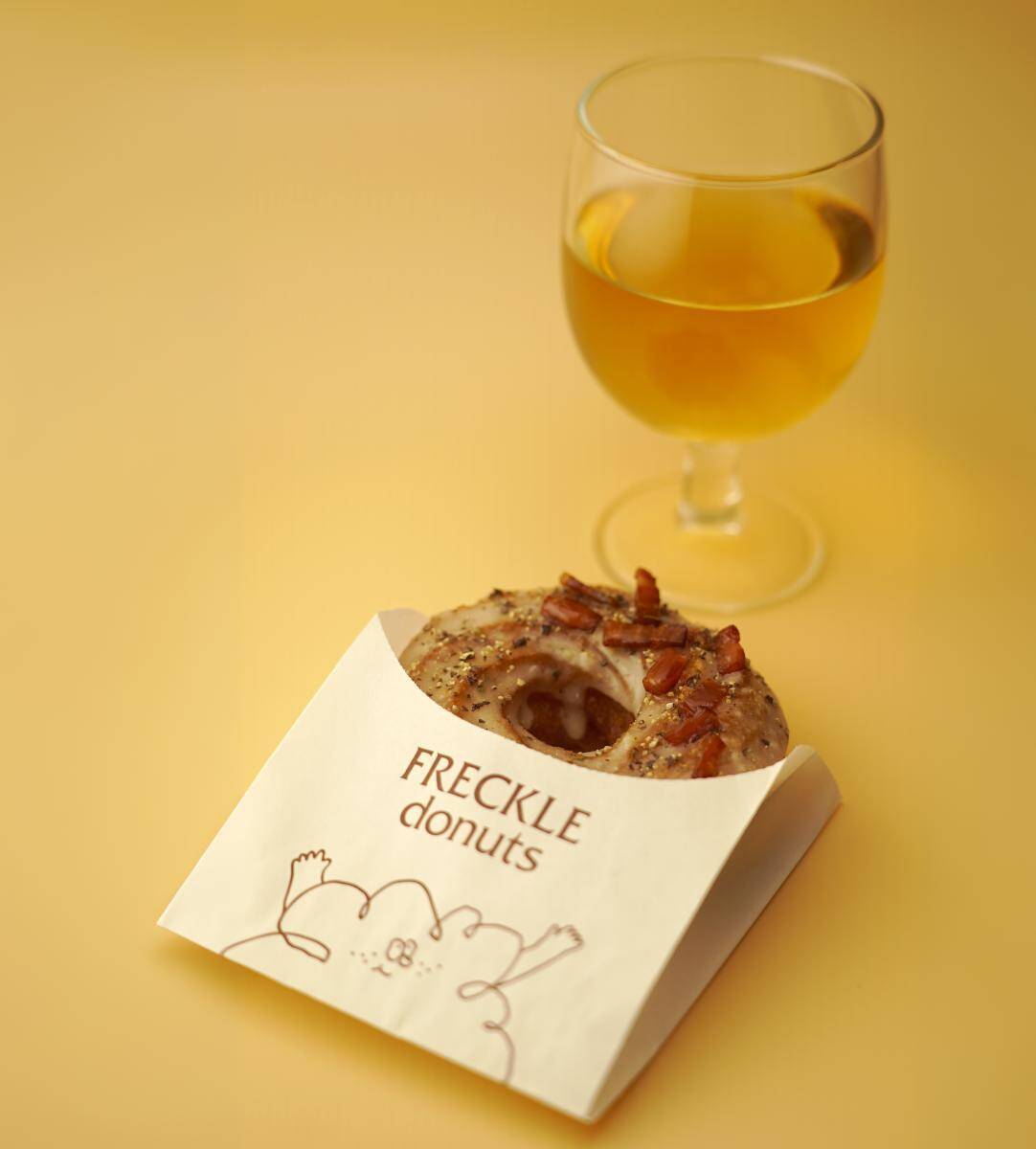 フレンチクルーラー専門店「FRECKLE donuts」の3号店が自由が丘に7月17日オープン。3日間限定でソフトドリンクが1杯もらえるよ～！