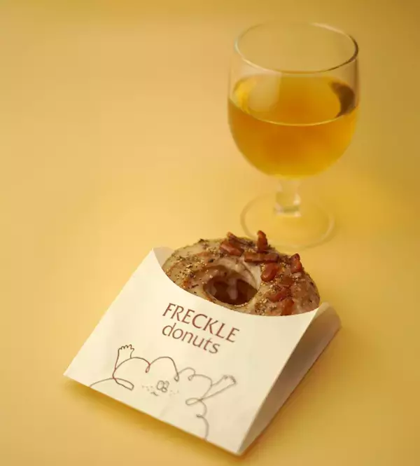 「フレンチクルーラー専門店「FRECKLE donuts」の3号店が自由が丘に7月17日オープン。3日間限定でソフトドリンクが1杯もらえるよ～！」の画像