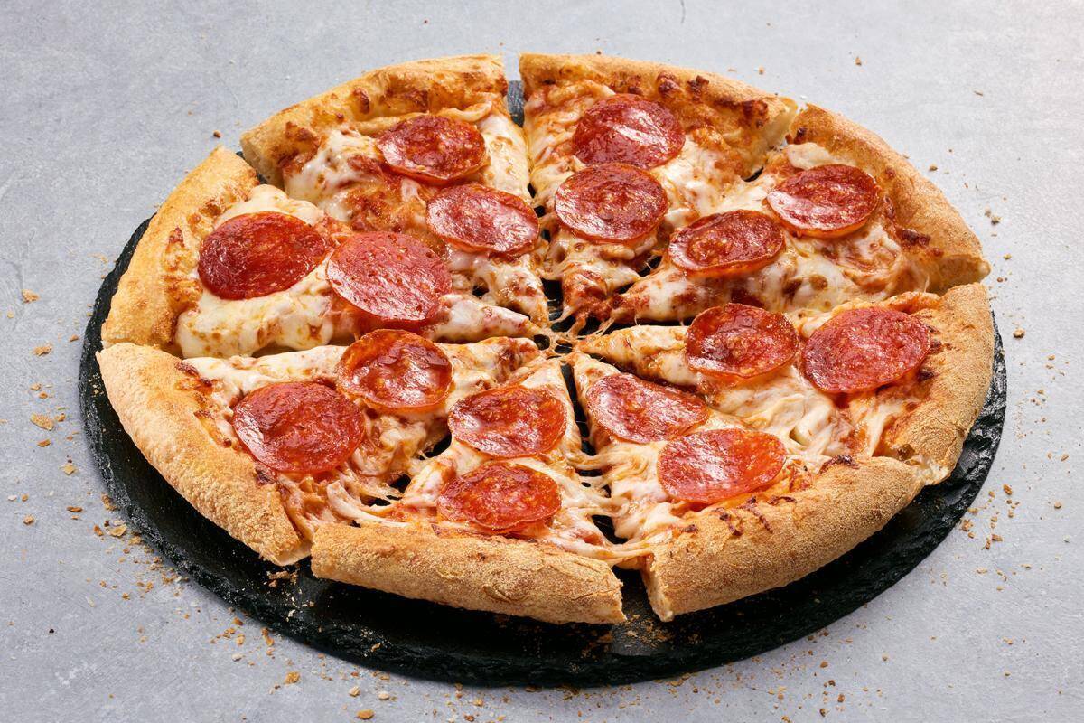 ドミノ・ピザ「アメリカン（Lサイズ）」が1000円に！スポーツ観戦前にピザをお得価格でゲット《一部店舗で3月15日9時から1時間限定》