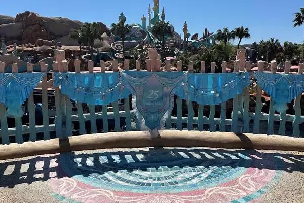 「東京ディズニーシー25周年は"ジュビリーブルー"のきらめきに染まる♡ショーや映える空間に大興奮！見どころを予習《編集部レポ》」の画像