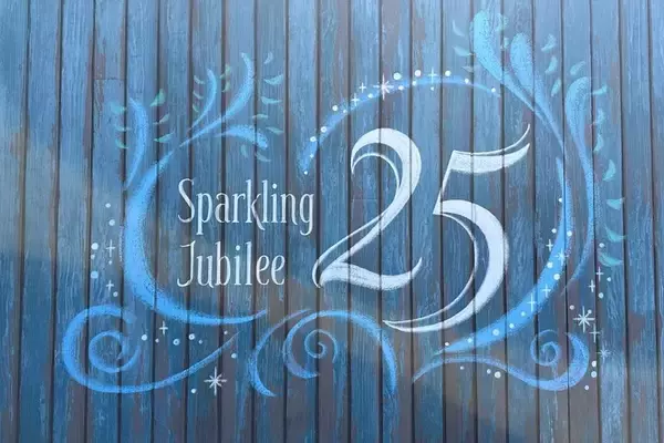 「東京ディズニーシー25周年は"ジュビリーブルー"のきらめきに染まる♡ショーや映える空間に大興奮！見どころを予習《編集部レポ》」の画像