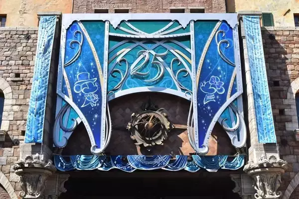 「東京ディズニーシー25周年は"ジュビリーブルー"のきらめきに染まる♡ショーや映える空間に大興奮！見どころを予習《編集部レポ》」の画像