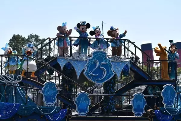 「東京ディズニーシー25周年は"ジュビリーブルー"のきらめきに染まる♡ショーや映える空間に大興奮！見どころを予習《編集部レポ》」の画像