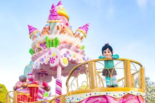 「平日限定でパークチケットが最大1000円オフ。首都圏在住者向けに東京ディズニーランド・東京ディズニーシーをお得に楽しめるチケット販売中。」の画像