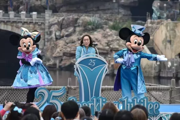 【東京ディズニーシー25周年】ディズニーの仲間たちも集まった「オープニングセレモニー」でジュビリーブルーに染まる♡祝祭の開幕宣言をレポ。