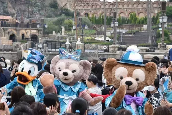 「【東京ディズニーシー25周年】ディズニーの仲間たちも集まった「オープニングセレモニー」でジュビリーブルーに染まる♡祝祭の開幕宣言をレポ。」の画像