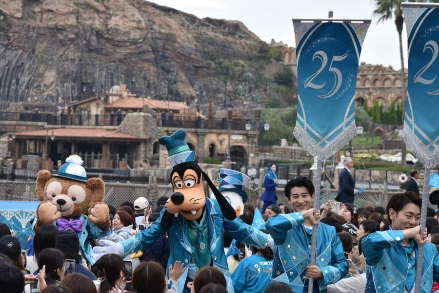 【東京ディズニーシー25周年】ディズニーの仲間たちも集まった「オープニングセレモニー」でジュビリーブルーに染まる♡祝祭の開幕宣言をレポ。