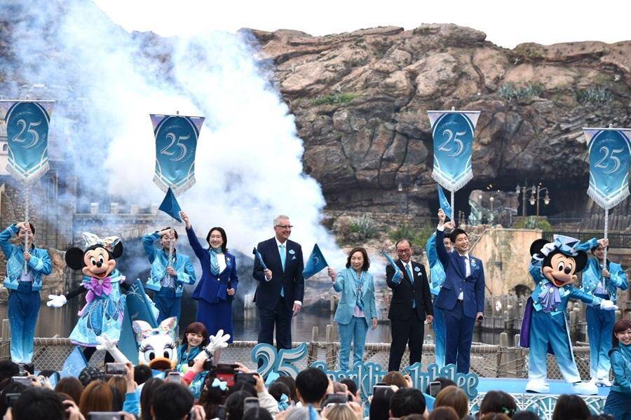 【東京ディズニーシー25周年】ディズニーの仲間たちも集まった「オープニングセレモニー」でジュビリーブルーに染まる♡祝祭の開幕宣言をレポ。