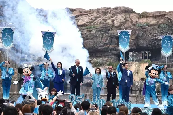 「【東京ディズニーシー25周年】ディズニーの仲間たちも集まった「オープニングセレモニー」でジュビリーブルーに染まる♡祝祭の開幕宣言をレポ。」の画像