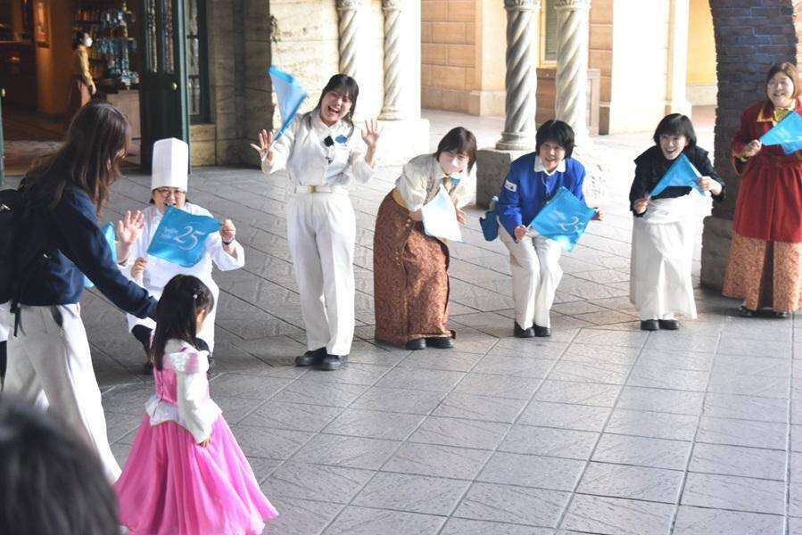 【東京ディズニーシー25周年】ディズニーの仲間たちも集まった「オープニングセレモニー」でジュビリーブルーに染まる♡祝祭の開幕宣言をレポ。