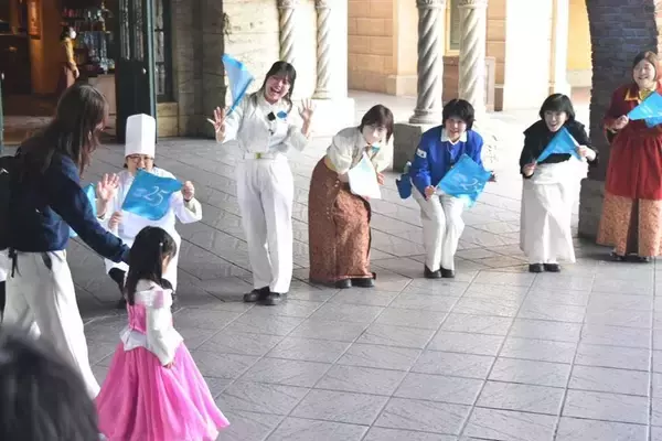 「【東京ディズニーシー25周年】ディズニーの仲間たちも集まった「オープニングセレモニー」でジュビリーブルーに染まる♡祝祭の開幕宣言をレポ。」の画像