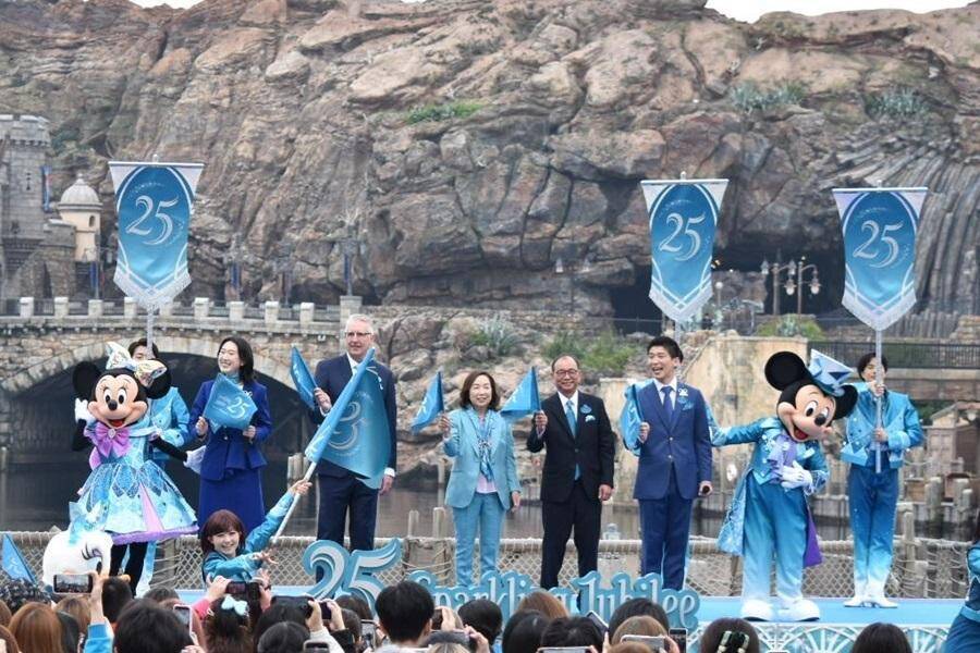 【東京ディズニーシー25周年】ディズニーの仲間たちも集まった「オープニングセレモニー」でジュビリーブルーに染まる♡祝祭の開幕宣言をレポ。