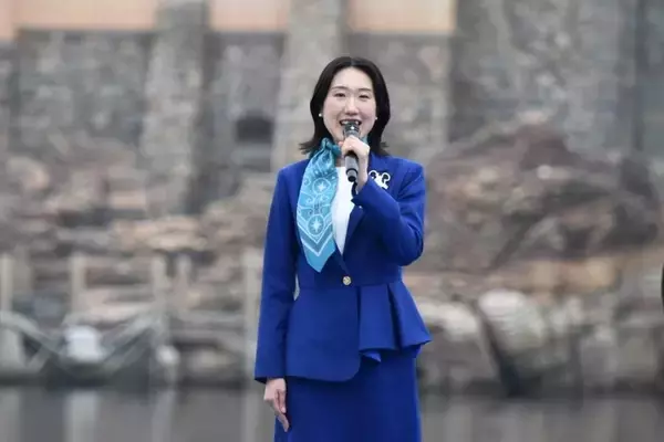 「【東京ディズニーシー25周年】ディズニーの仲間たちも集まった「オープニングセレモニー」でジュビリーブルーに染まる♡祝祭の開幕宣言をレポ。」の画像