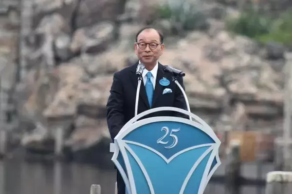 「【東京ディズニーシー25周年】ディズニーの仲間たちも集まった「オープニングセレモニー」でジュビリーブルーに染まる♡祝祭の開幕宣言をレポ。」の画像