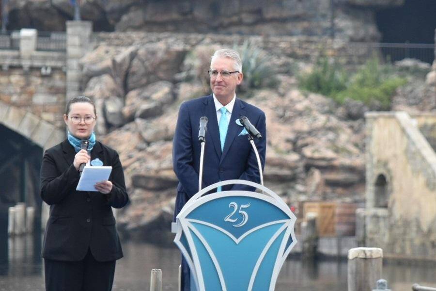 【東京ディズニーシー25周年】ディズニーの仲間たちも集まった「オープニングセレモニー」でジュビリーブルーに染まる♡祝祭の開幕宣言をレポ。