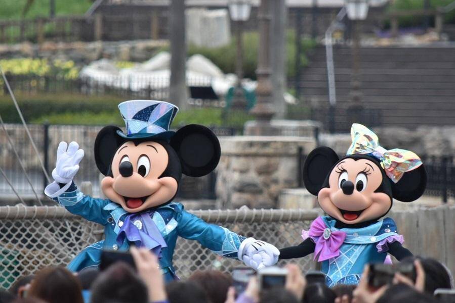 【東京ディズニーシー25周年】ディズニーの仲間たちも集まった「オープニングセレモニー」でジュビリーブルーに染まる♡祝祭の開幕宣言をレポ。