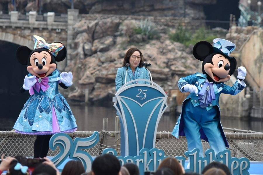 【東京ディズニーシー25周年】ディズニーの仲間たちも集まった「オープニングセレモニー」でジュビリーブルーに染まる♡祝祭の開幕宣言をレポ。