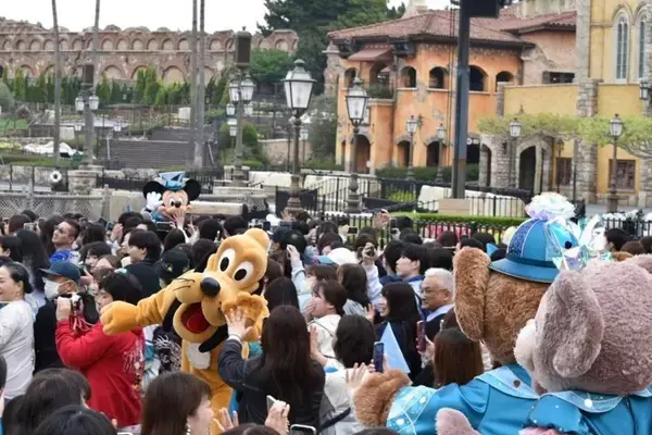 「【東京ディズニーシー25周年】ディズニーの仲間たちも集まった「オープニングセレモニー」でジュビリーブルーに染まる♡祝祭の開幕宣言をレポ。」の画像