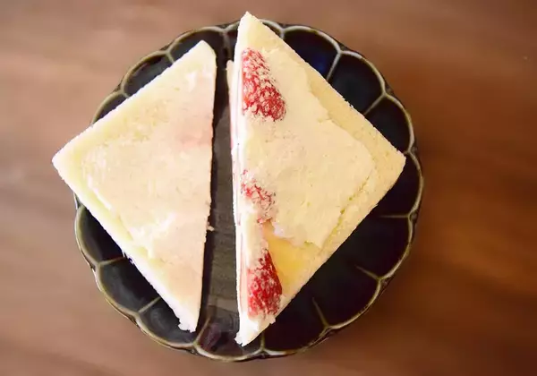 「【2026年最新版】コンビニ「いちごサンド」食べ比べ！ファミマ・セブン・ローソンで満足度が高いのは？」の画像