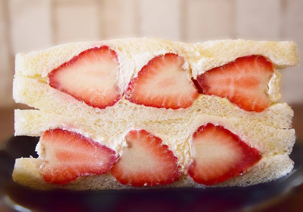 【2026年最新版】コンビニ「いちごサンド」食べ比べ！ファミマ・セブン・ローソンで満足度が高いのは？