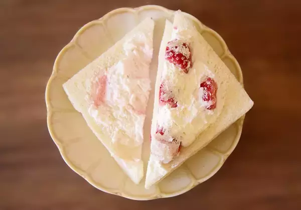 「【2026年最新版】コンビニ「いちごサンド」食べ比べ！ファミマ・セブン・ローソンで満足度が高いのは？」の画像