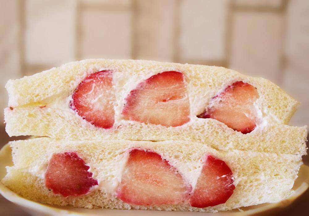 【2026年最新版】コンビニ「いちごサンド」食べ比べ！ファミマ・セブン・ローソンで満足度が高いのは？