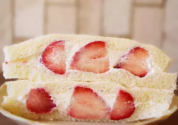 「【2026年最新版】コンビニ「いちごサンド」食べ比べ！ファミマ・セブン・ローソンで満足度が高いのは？」の画像