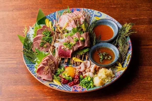 「豪華6種肉刺し盛りが半額！「もつ焼き じんべえ」川崎店＆新横浜店でSNSフォロワー限定企画を開催中《28日まで》」の画像