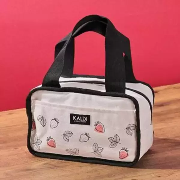 「【カルディ】「可愛いので思わずゲット」2026年の『いちごバッグ』は実用性も抜群。」の画像