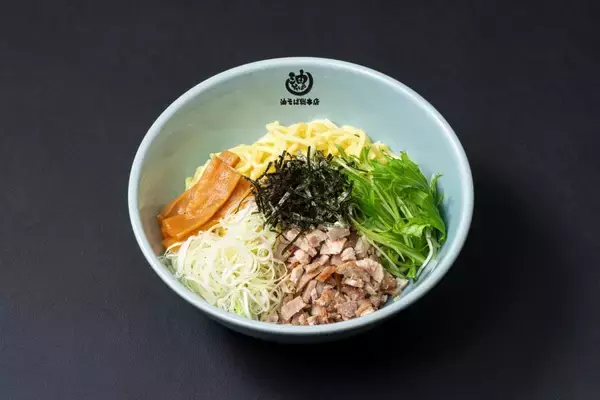 「特大サイズの「油そば」750円は4日間限定！「壱角家」と「油そば総本店」のハイブリッド店舗「90店舗突破記念祭」開催中。」の画像