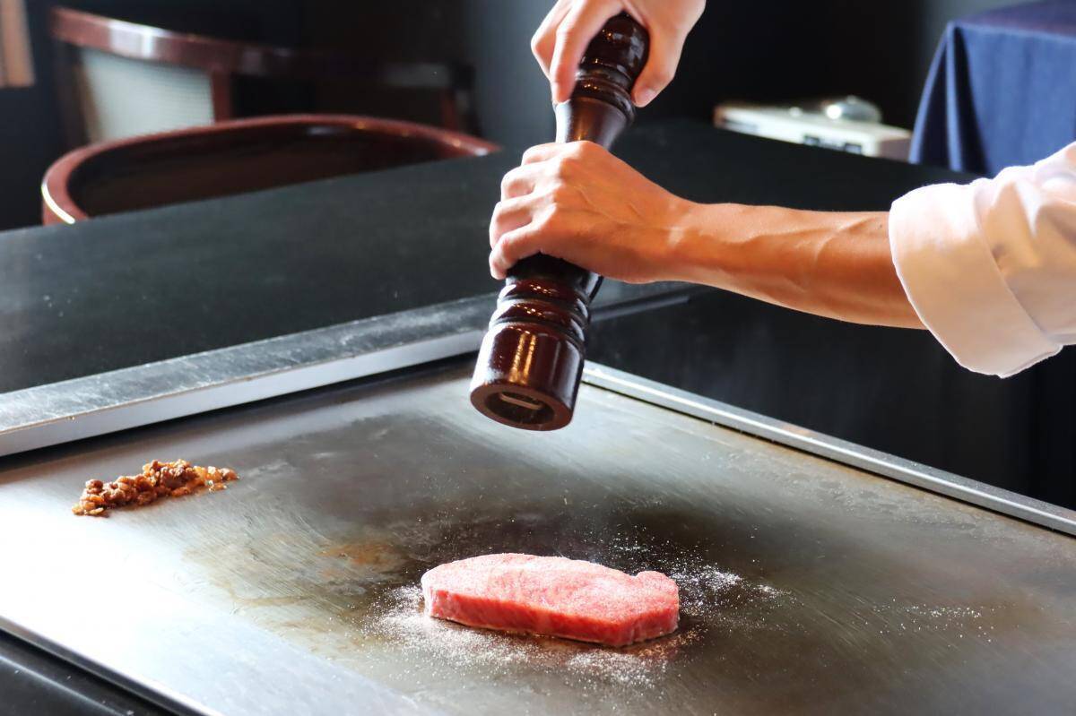 【都内の贅沢ランチ】ホテル最上階の鉄板焼レストラン、平日WEB予約限定プランが仲間入り。極上の美味しさ＆眺望でお値段以上すぎた。《編集部レビュー》