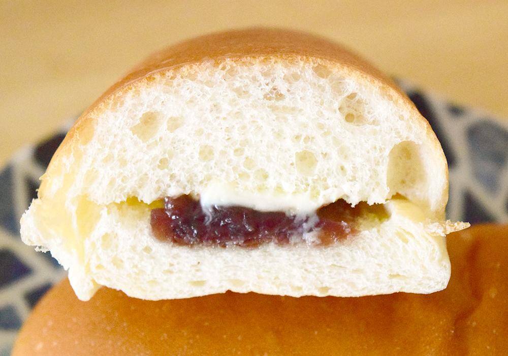 コンビニ「つぶあん＆マーガリンのコッペパン」食べ比べ！ファミマ・セブン・ローソンでつぶあんやマーガリンが多いのはどれ？《実食レポ》