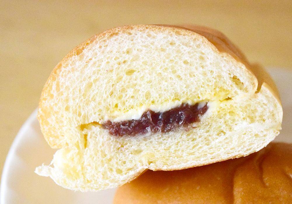 コンビニ「つぶあん＆マーガリンのコッペパン」食べ比べ！ファミマ・セブン・ローソンでつぶあんやマーガリンが多いのはどれ？《実食レポ》