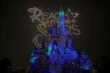 「夏の東京ディズニーランドは家族で楽しめるスポットいっぱい！トイ・ストーリー5のシールやジャングルクルーズのステッカーがもらえるイベントも。」の画像1
