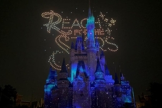 夏の東京ディズニーランドは家族で楽しめるスポットいっぱい！トイ・ストーリー5のシールやジャングルクルーズのステッカーがもらえるイベントも。