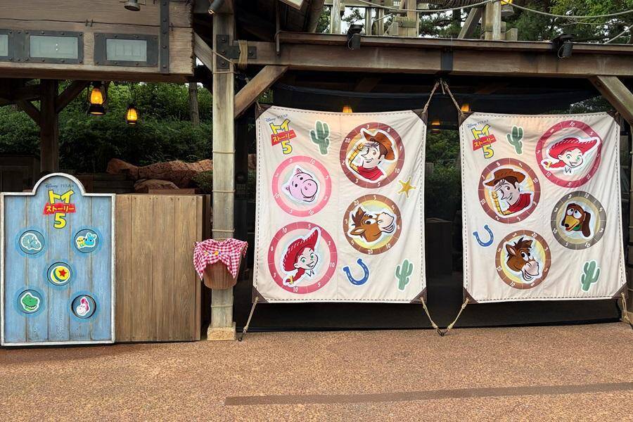 夏の東京ディズニーランドは家族で楽しめるスポットいっぱい！トイ・ストーリー5のシールやジャングルクルーズのステッカーがもらえるイベントも。