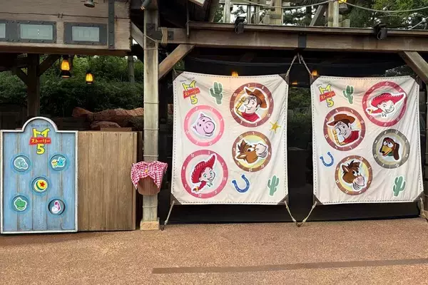 「夏の東京ディズニーランドは家族で楽しめるスポットいっぱい！トイ・ストーリー5のシールやジャングルクルーズのステッカーがもらえるイベントも。」の画像