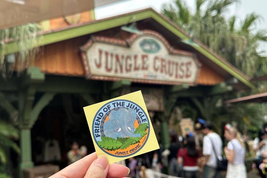 夏の東京ディズニーランドは家族で楽しめるスポットいっぱい！トイ・ストーリー5のシールやジャングルクルーズのステッカーがもらえるイベントも。