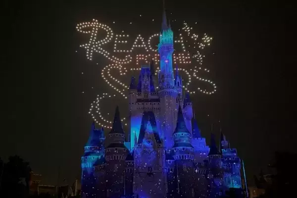 「夏の東京ディズニーランドは家族で楽しめるスポットいっぱい！トイ・ストーリー5のシールやジャングルクルーズのステッカーがもらえるイベントも。」の画像