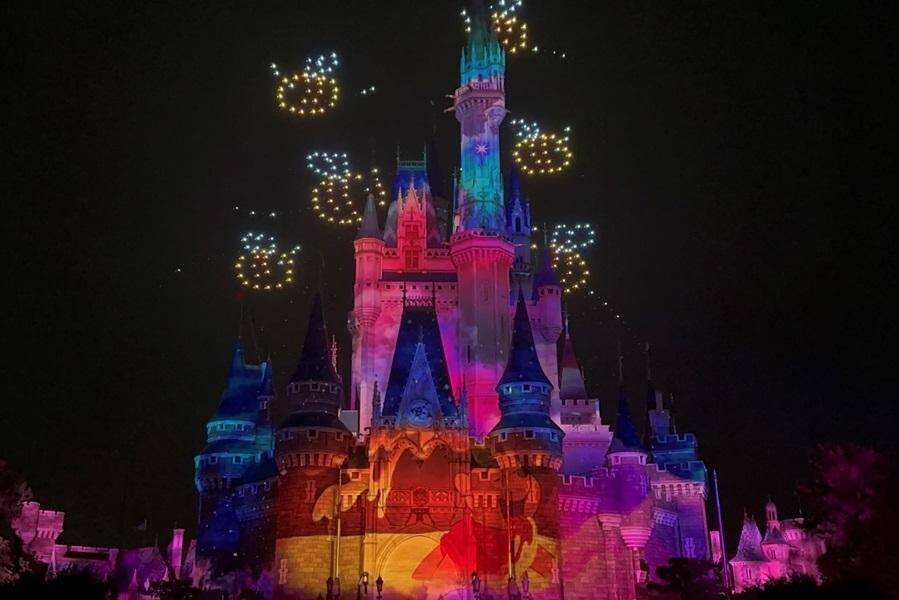 夏の東京ディズニーランドは家族で楽しめるスポットいっぱい！トイ・ストーリー5のシールやジャングルクルーズのステッカーがもらえるイベントも。
