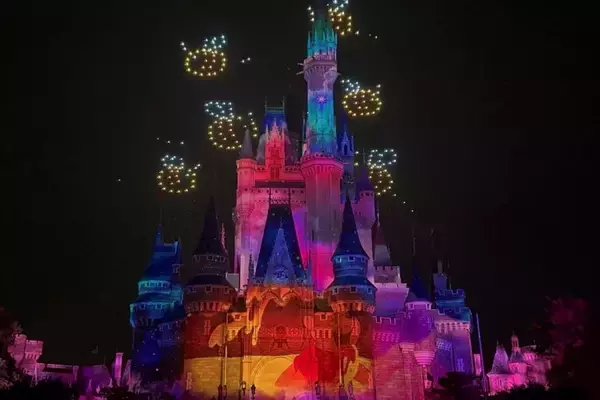 「夏の東京ディズニーランドは家族で楽しめるスポットいっぱい！トイ・ストーリー5のシールやジャングルクルーズのステッカーがもらえるイベントも。」の画像