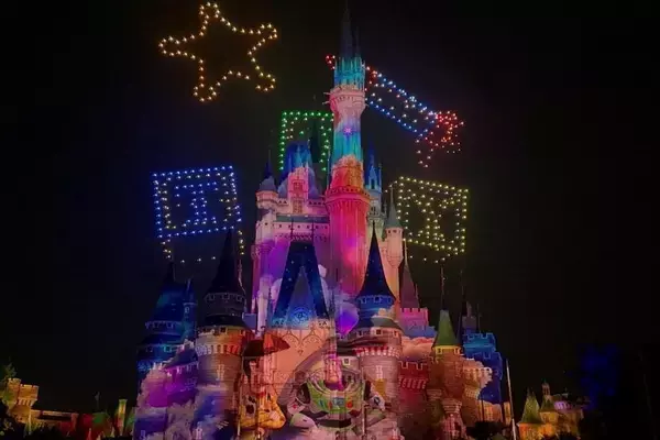 「夏の東京ディズニーランドは家族で楽しめるスポットいっぱい！トイ・ストーリー5のシールやジャングルクルーズのステッカーがもらえるイベントも。」の画像