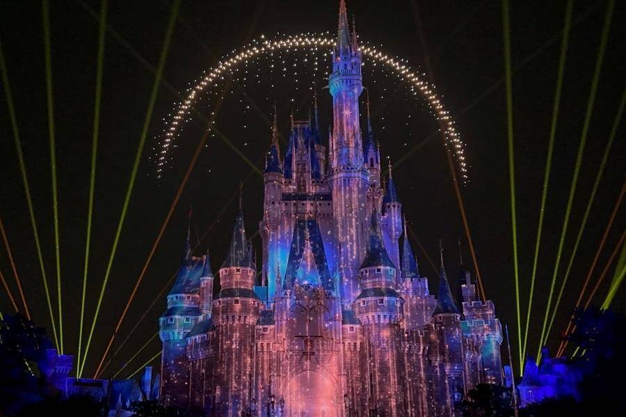 夏の東京ディズニーランドは家族で楽しめるスポットいっぱい！トイ・ストーリー5のシールやジャングルクルーズのステッカーがもらえるイベントも。
