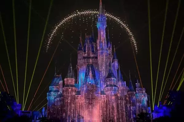 「夏の東京ディズニーランドは家族で楽しめるスポットいっぱい！トイ・ストーリー5のシールやジャングルクルーズのステッカーがもらえるイベントも。」の画像