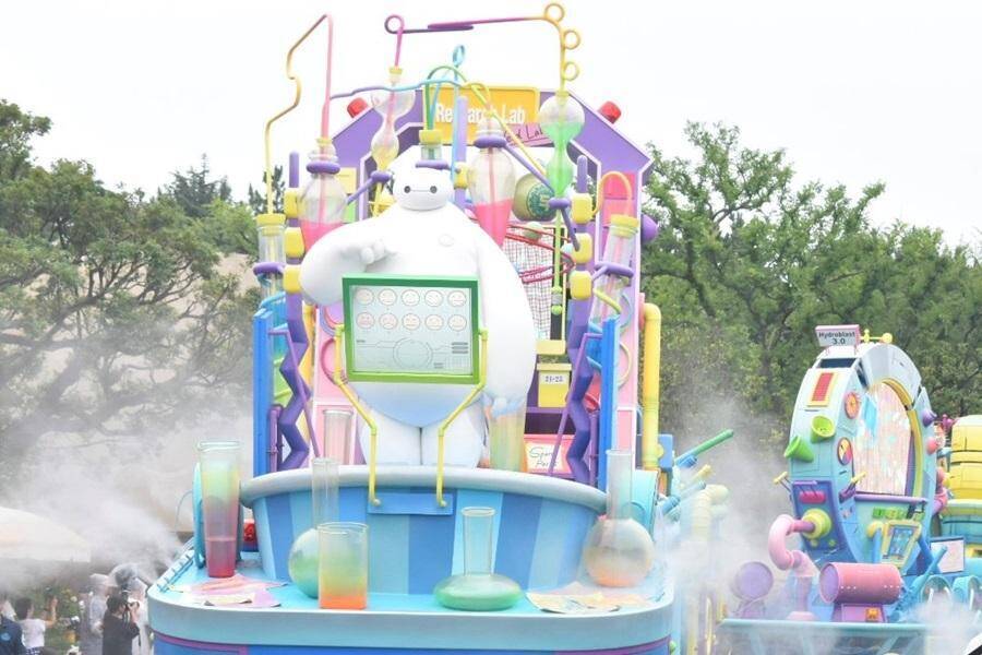 夏の東京ディズニーランドは家族で楽しめるスポットいっぱい！トイ・ストーリー5のシールやジャングルクルーズのステッカーがもらえるイベントも。